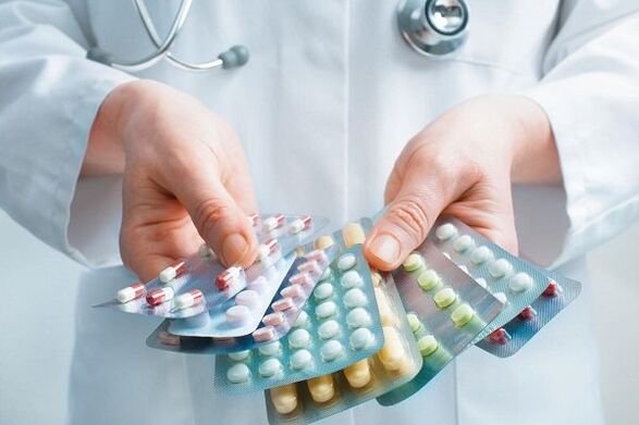 The doctor chooses antibiotics for prostatitis.